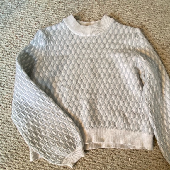 Cute crop sweater 🤍 - Picture 2 of 4